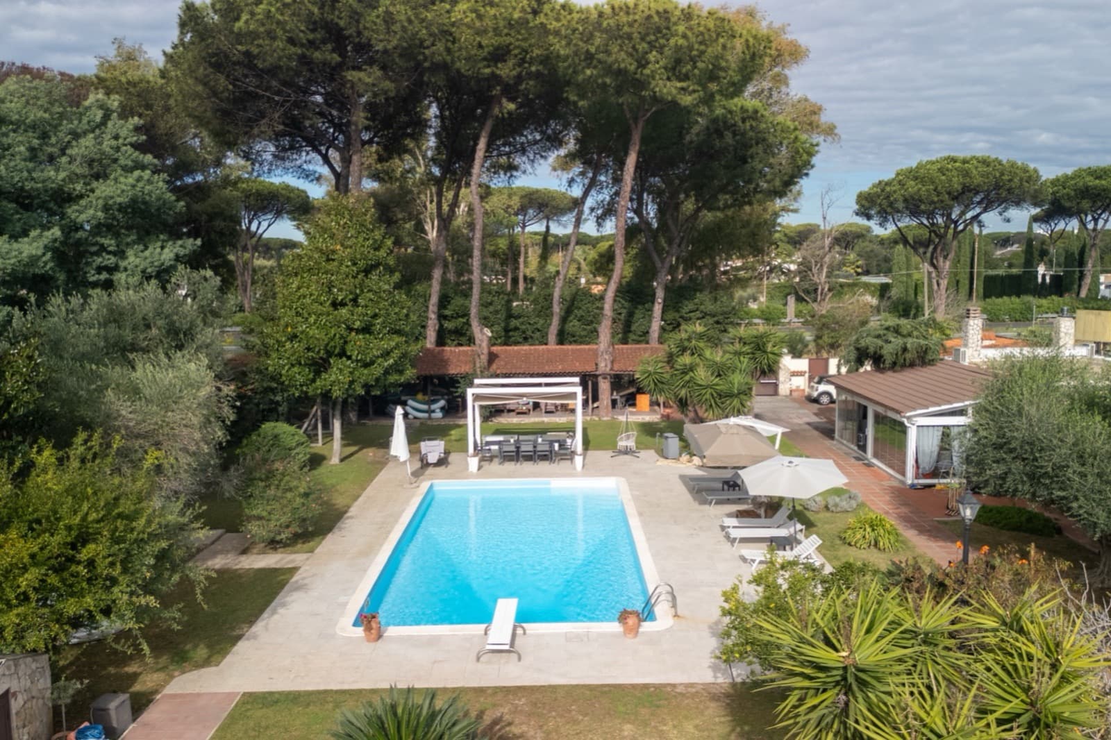 Villa con dependance, piscina e parco privato — Vista aerea 3