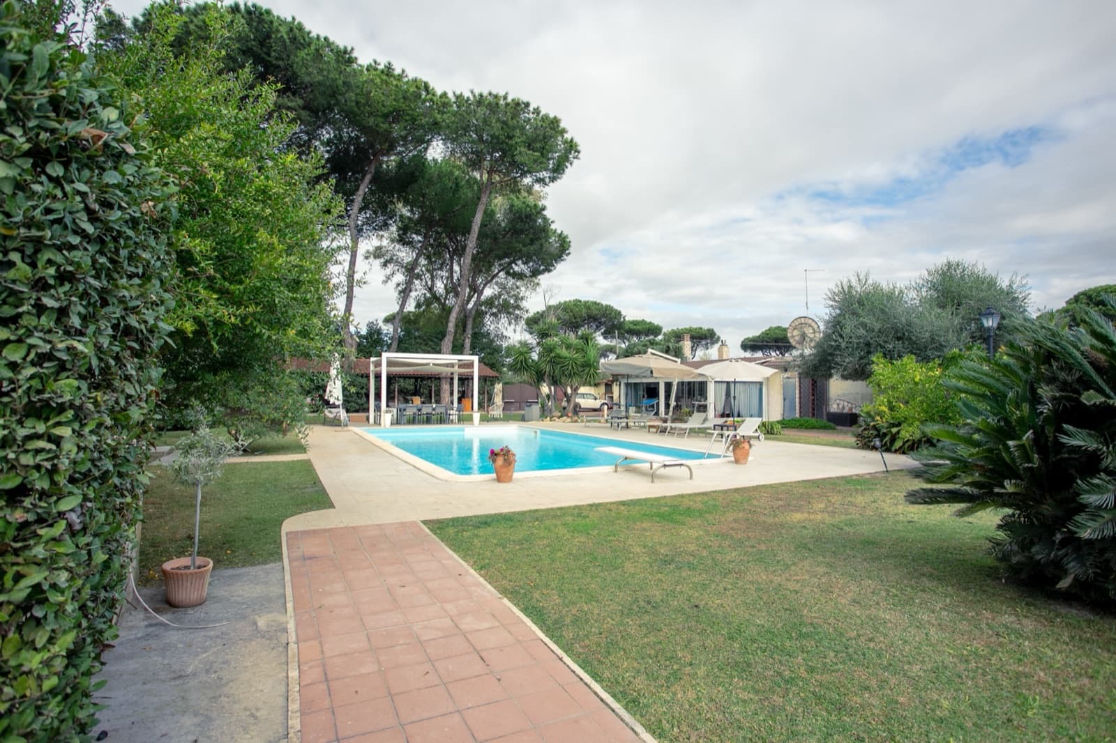 Villa con dependance, piscina e parco privato — Piscina e parco 1