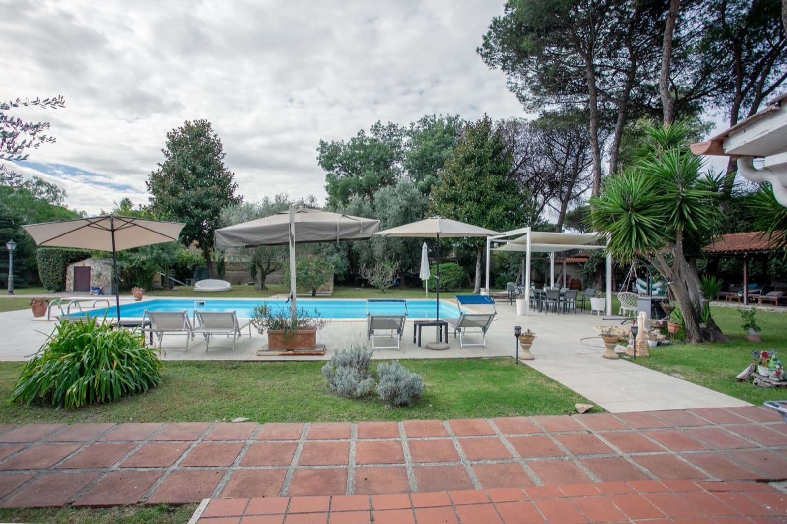 Villa con dependance, piscina e parco privato — Piscina e parco 2
