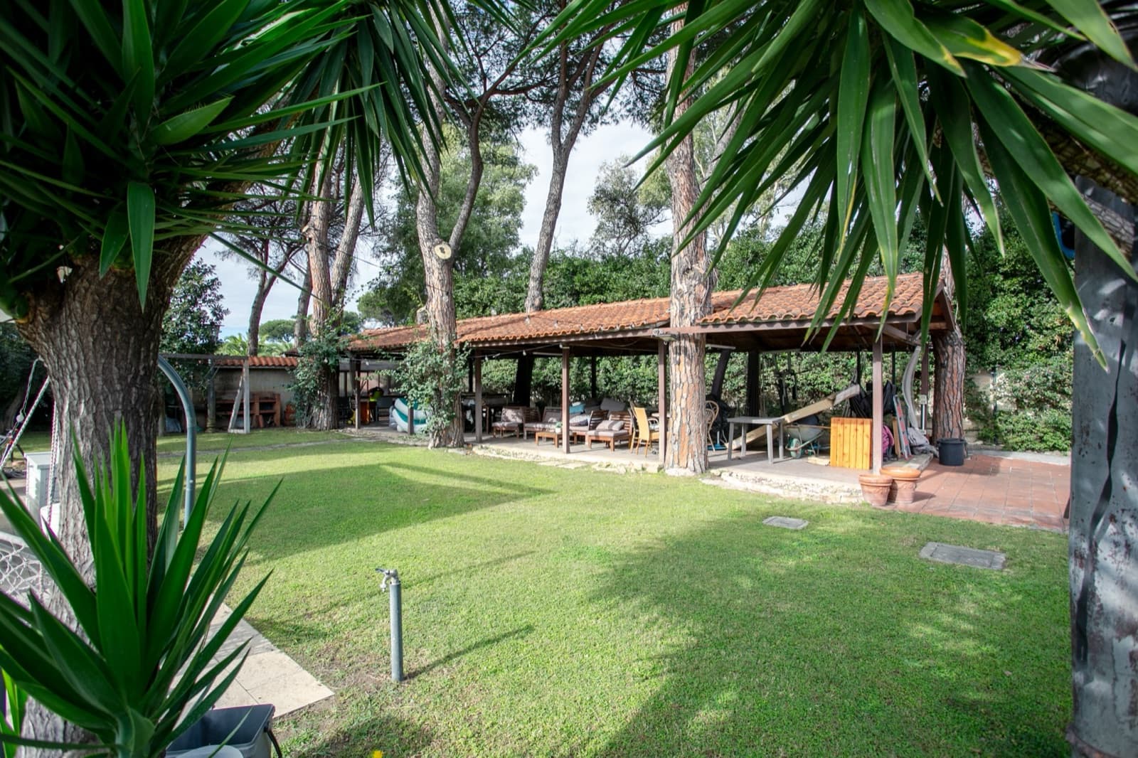 Villa con dependance, piscina e parco privato — Piscina e parco 3