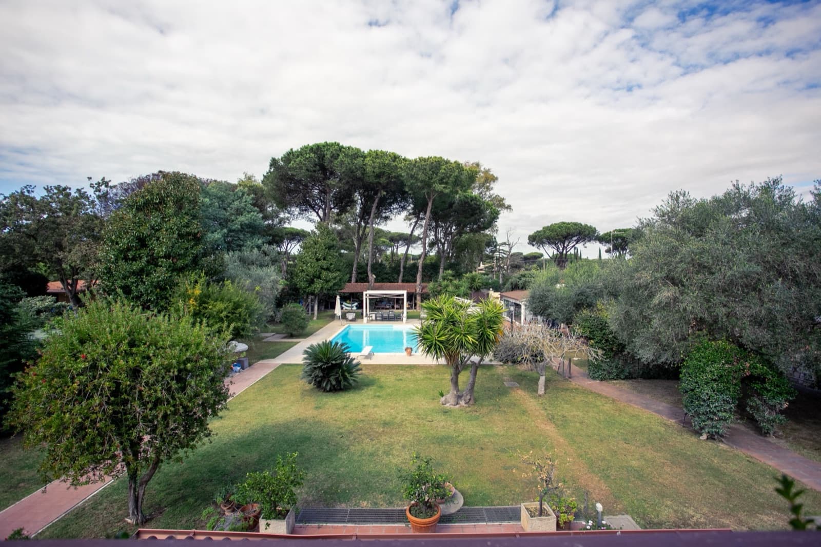 Villa con dependance, piscina e parco privato — Piscina e parco 4