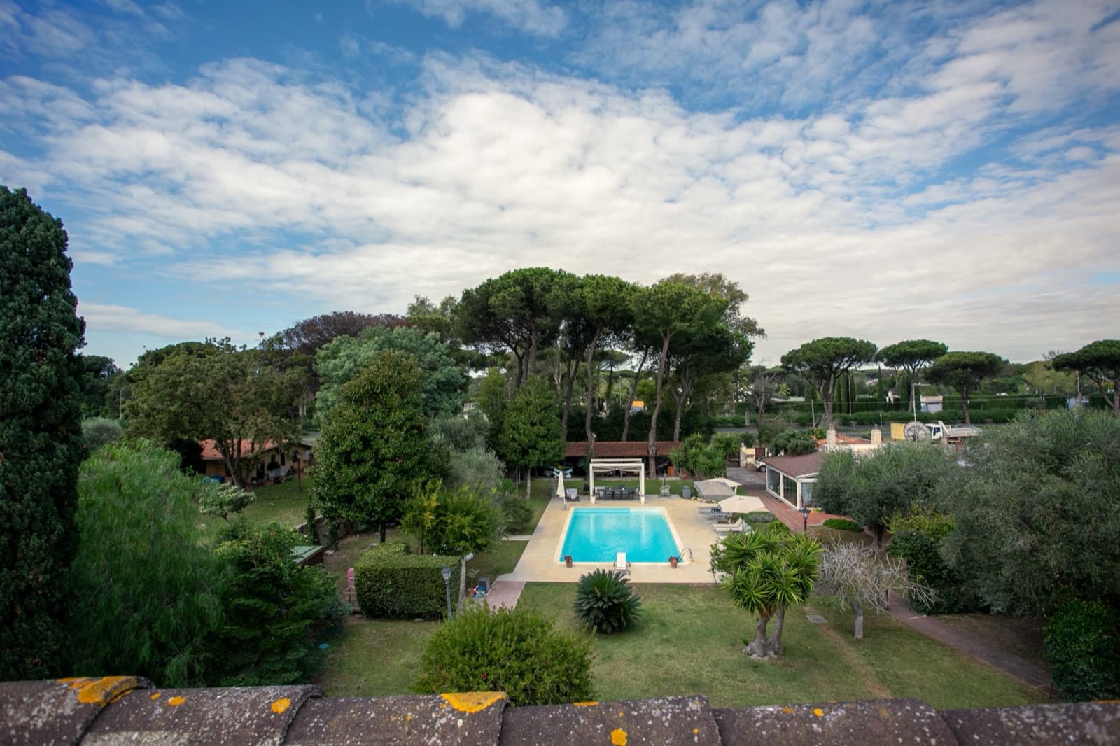 Villa con dependance, piscina e parco privato — Piscina e parco 6