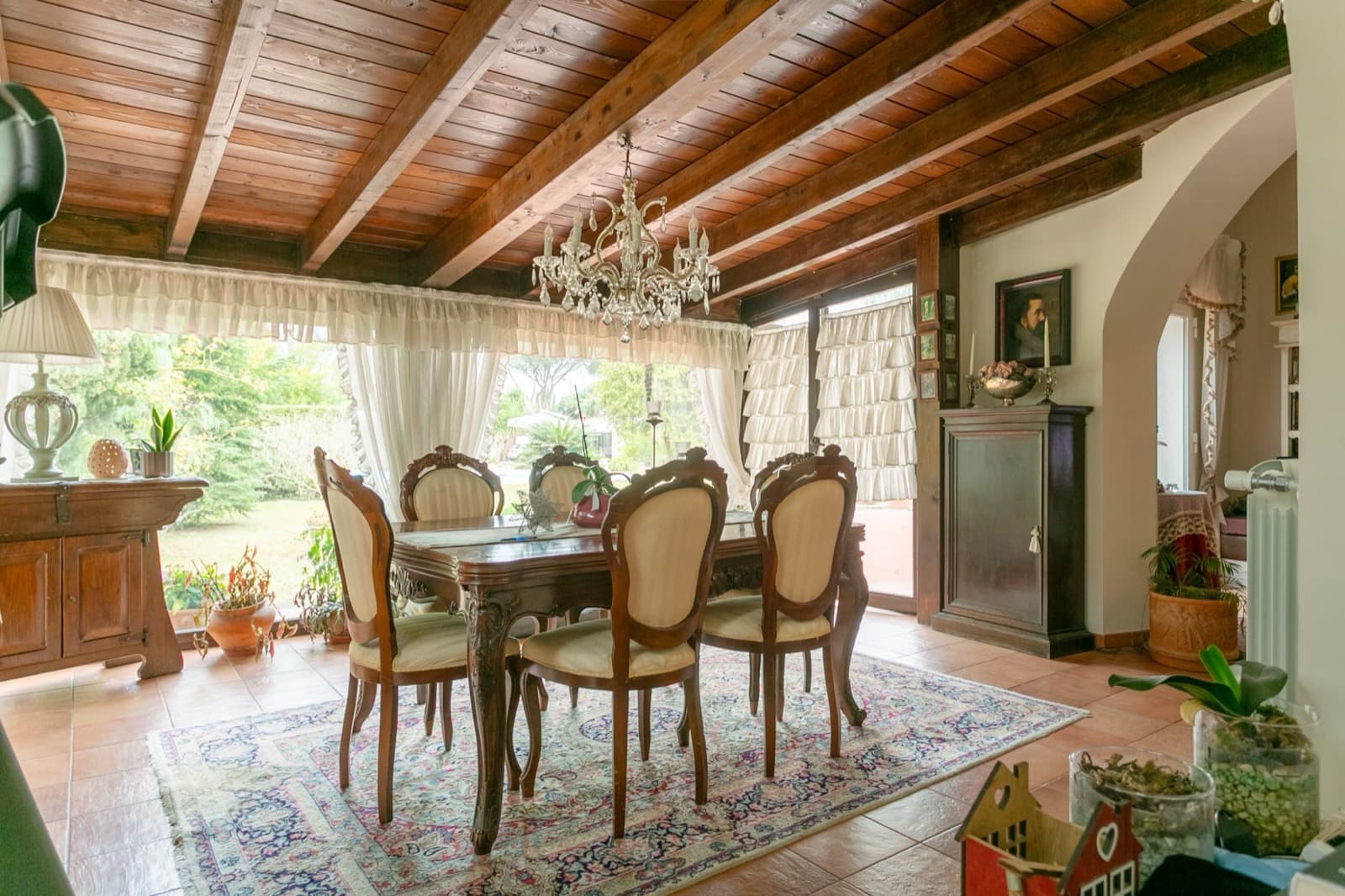 Villa con dependance, piscina e parco privato — Salone e zone comuni 2