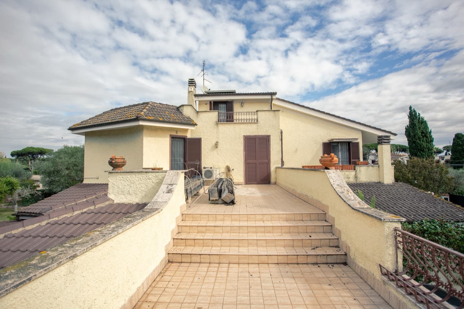 Villa con dependance, piscina e parco privato — Terrazze e portici 1