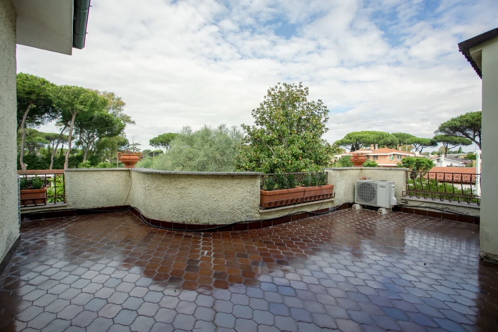 Villa con dependance, piscina e parco privato — Terrazze e portici 2